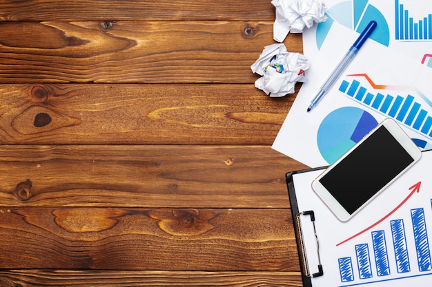 Vista superiore del grafico di carta business o grafico sulla tavola di legno Foto Premium