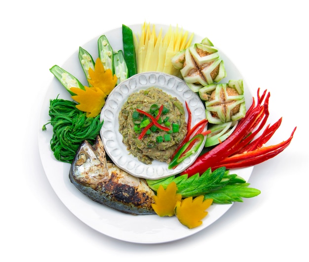 A cavala dos peixes secou o pimentão da pasta picante com o vegetal fresco e fervido, grelhe a cavala tailandesa. cozinha tailandesa, thaispicy, alimento saudável, ou, dieta, alimento, vista superior, isolado Foto Premium