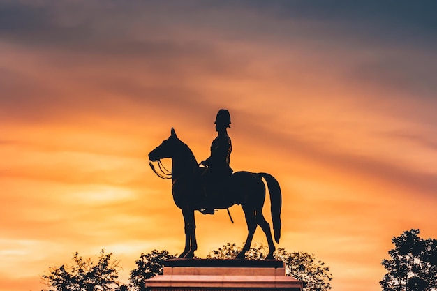 A Est Tua Equestre Do Rei Chulalongkorn Cavalgando Ao P R Do Sol Foto