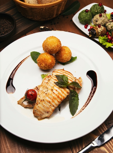 A faixa salmon cozida com batatas e queijo rola, e mistura dos vegetais. Foto gratuita