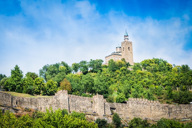 A fortaleza medieval de tsarevets e a igreja patriarcal em veliko tarnovo, bulgária. Foto Premium