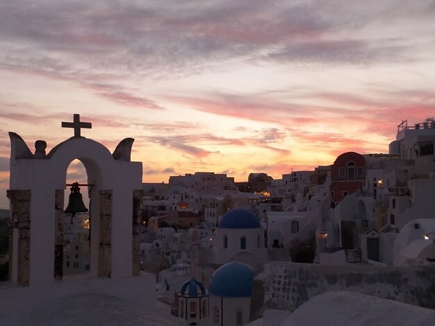 A, igreja, campanário, contra, cor pastel, noite, céu, em, oia, vila, santorini, ilha, grécia Foto Premium