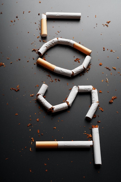A inscrição perdeu dos cigarros. pare de fumar. o conceito de fumar mata. inscrição de motivação para parar de fumar, hábito pouco saudável. Foto Premium