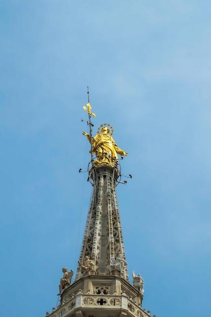 A Madonnina Uma Est Tua Da Virgem Maria No Topo Da Catedral De Mil O