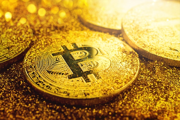 A moeda dourada do bitcoin com brilho ilumina o conceito cripto do fundo da moeda do grunge. Foto Premium