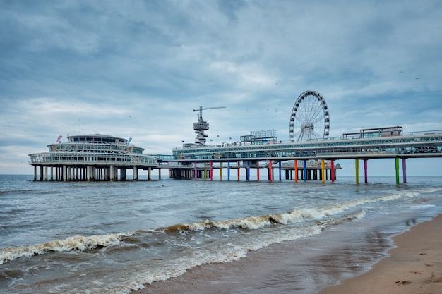 A Praia De Scheveningen Pier Strandweg Em Haia Com Roda Gigante. Haia ...