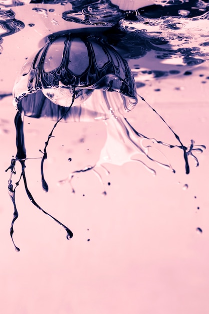 Abstrato com respingo de tinta roxa e copo Foto gratuita