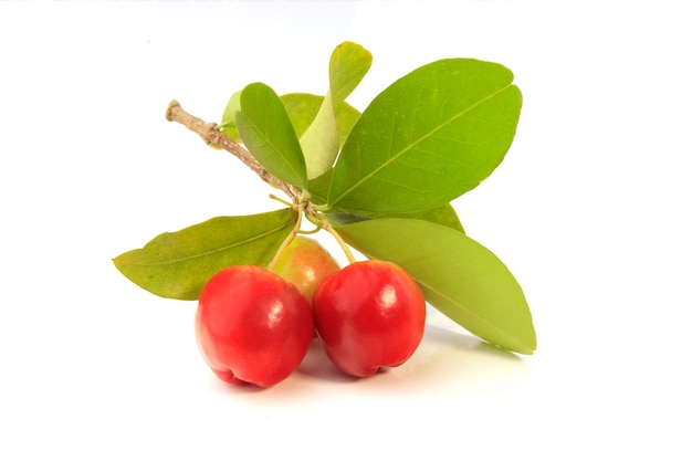 Acerola orgânica fresca com folhas verdes, isolado no fundo branco com traçado de recorte Foto Premium