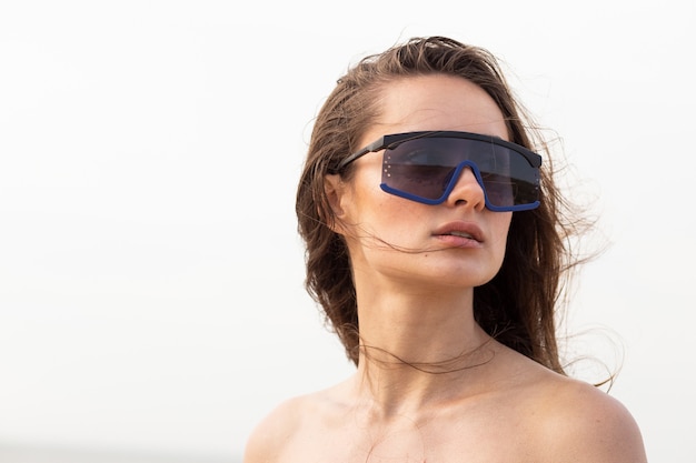 Acessórios De Moda Mulher óculos De Sol Na Praia Foto Premium