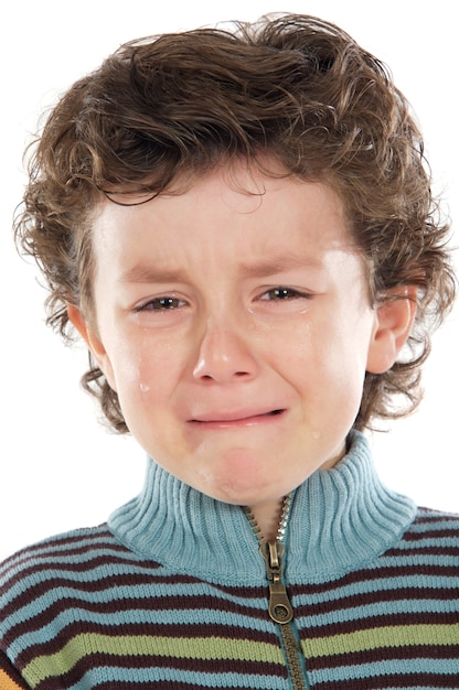 Adorável criança chorando um over branco fundo | Foto Premium