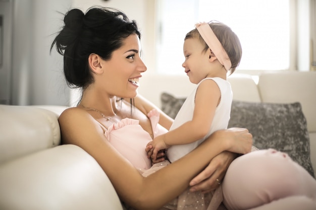 Adorável mãe conversando com seu bebê Foto Premium