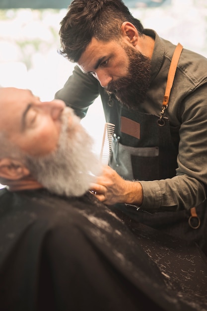 Adulto, cabeleireira, barba clientes, barba, em, salão cabelo Foto gratuita