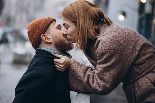 Adulto casal apaixonado beijando na rua Foto Grátis