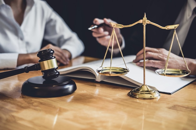 Advogado ou conselheiro que trabalha em uma sala de tribunal tenha a reunião com o cliente é consulta Foto Premium