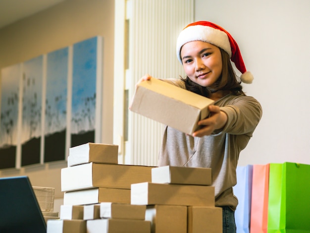 Afie o conceito em linha do vendedor do negócio, mulheres asiáticas com seu vendedor em linha do negócio freelance do trabalho. Foto Premium