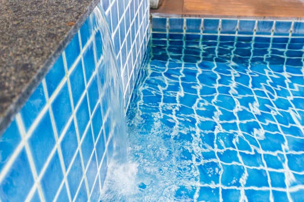 Água da piscina. verão. Foto Premium