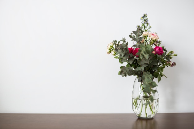 Ainda vida de flores com copyspace Foto gratuita