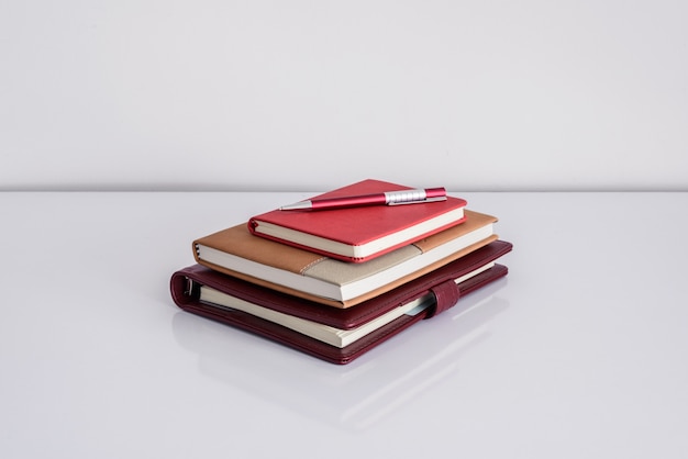 Ainda vida, negócio, conceito de educação. caneta com notebook em uma mesa Foto Premium