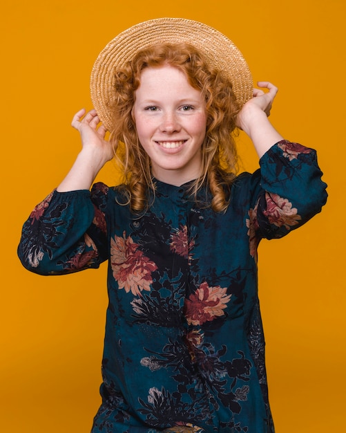 Alegre mulher com cabelo ruivo em estúdio com fundo colorido Foto gratuita