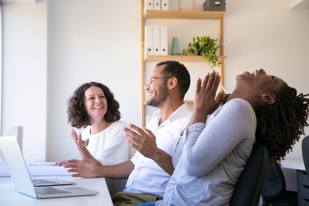 Foto Grtis | Alegres funcionrios conversando e rindo no local de trabalho