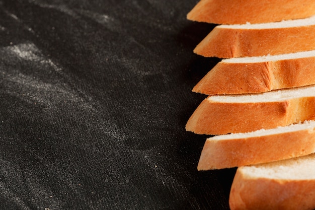 Alinhado fatias de pão fresco Foto gratuita