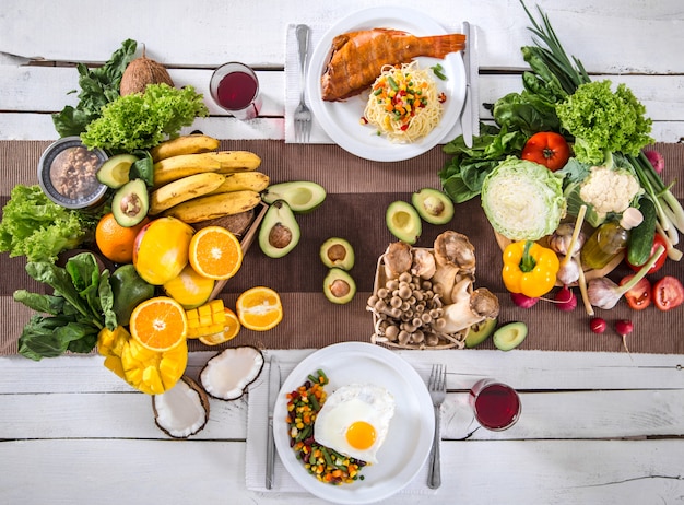 Almoço à mesa com alimentos orgânicos saudáveis vista do topo Foto Grátis