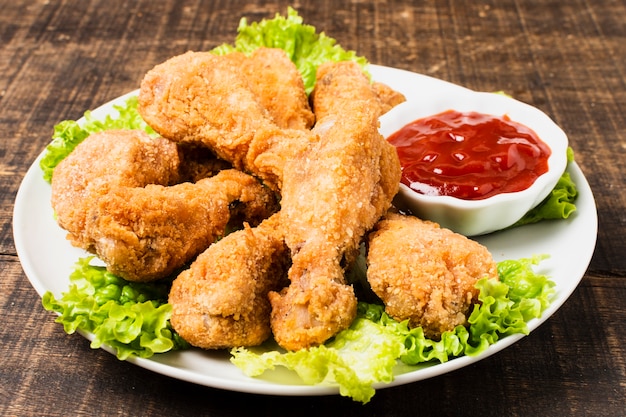 Alto, ângulo, de, frito, drumsticks, com, ketchup Foto gratuita