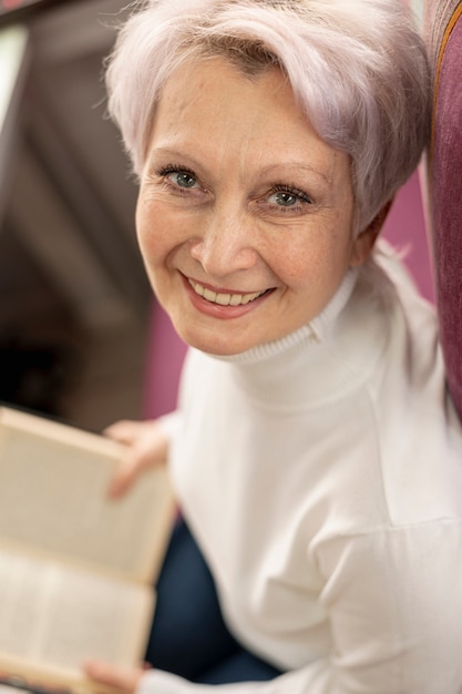 Alto ângulo, smiley, femininas, leitura Foto gratuita