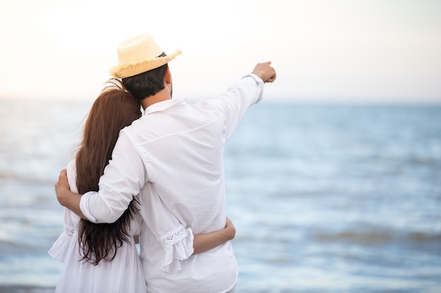 Amante de casais romântico feliz juntos de mãos dadas caminhando na ...