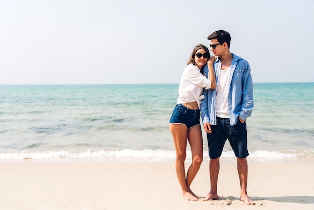 Amantes Românticos Jovem Casal Relaxante Juntos Na Praia Tropical Homem Abraçando Com Mulher E 3947