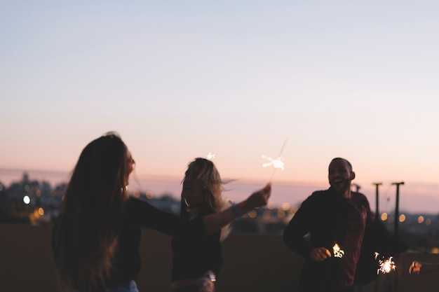 Amigos alegres com estrelinhas à noite Foto gratuita