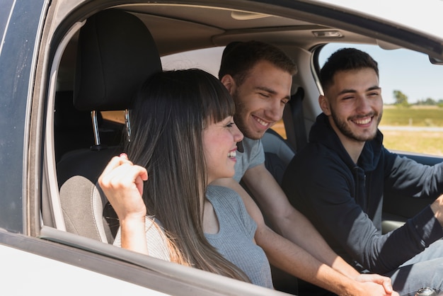 Amigos Se Divertindo Dentro Do Carro Foto Grtis