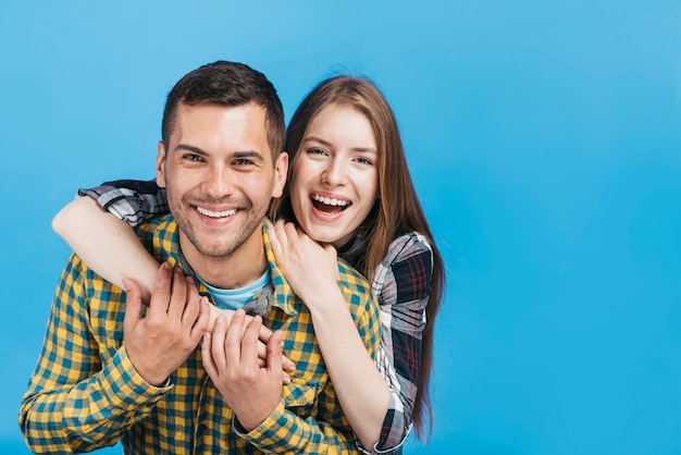 Amigos sendo feliz com espaço de cópia | Foto Grátis