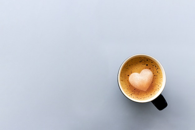 Amor de café, latte art com padrão de coração em uma ...