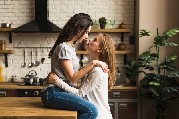 Apaixonado Casal Jovem Lésbica Amando Um Ao Outro Na Cozinha Foto Grátis