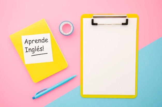 Aprendendo novos objetos de idioma com a área de transferência vazia Foto gratuita