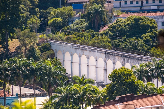 Arcos da lapa vistos do alto do bairro de santa teresa, no rio de janeiro, brasil. | Foto Premium
