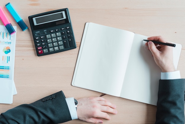 Área de trabalho do escritório com um notebook Foto gratuita