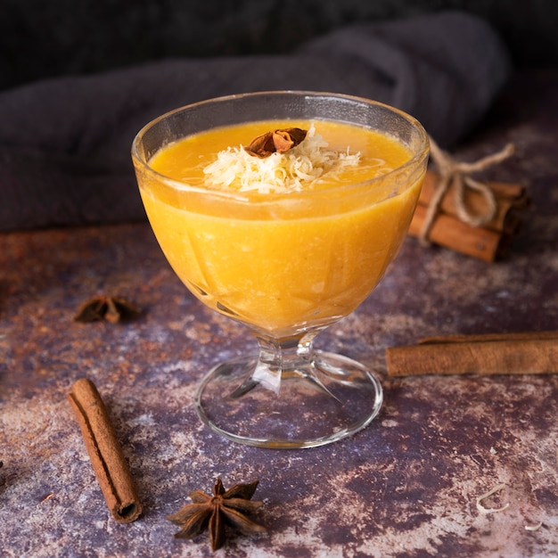 Arranjo de alto ângulo com deliciosa bebida em um copo Foto gratuita