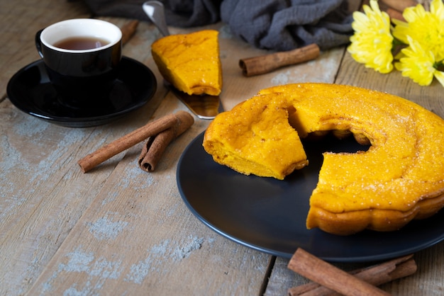 Arranjo de alto ângulo com deliciosa torta e xícara de café Foto gratuita