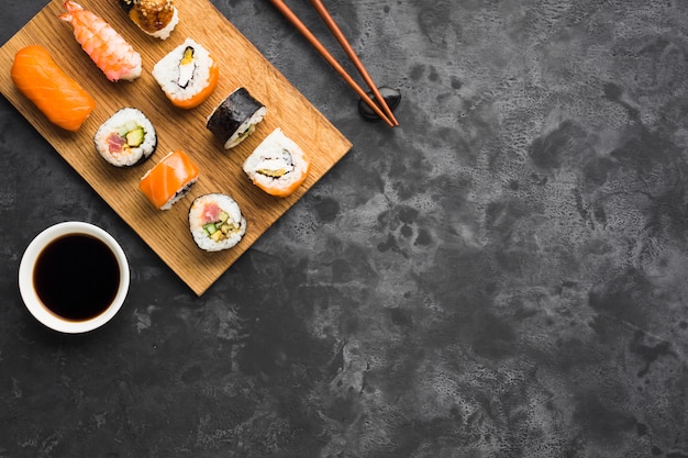 Arranjo de sushi plano leigos com espaço de cópia Foto gratuita