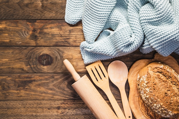 Arranjo de vista superior com utensílios de cozinha e cobertor Foto gratuita