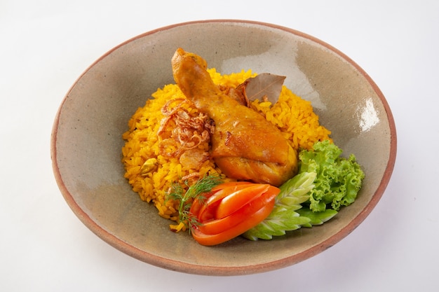 Arroz amarelo com frango ou frango biryani com arroz Foto Premium