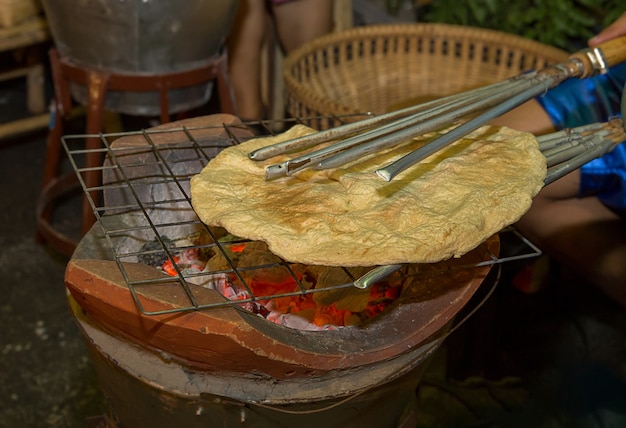 Arroz torrado assado tailandês antigo, snack khao kriap wow Foto Premium