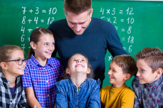 As crianças fazem matemática na escola primária. Foto Premium