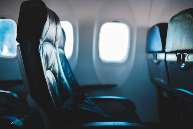Assento de passageiro preto em avião Foto gratuita