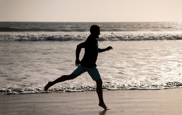 Atividade De Treino Matinal Homem Desportivo Correndo Na Praia Ver O