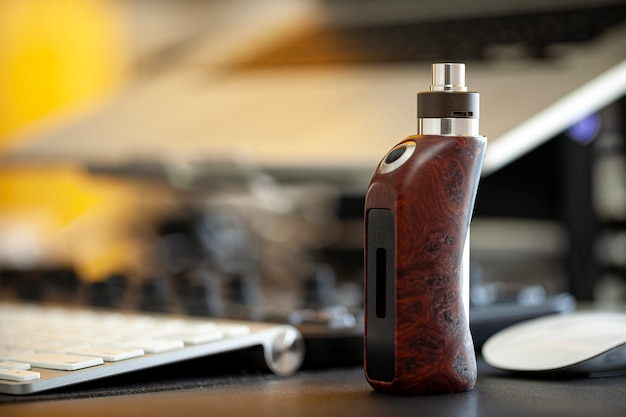 Atomizador de gotejamento rebuildable de ponta com mods de caixa regulada de madeira estabilizada natural, equipamento de vaporizador, foco seletivo Foto Premium