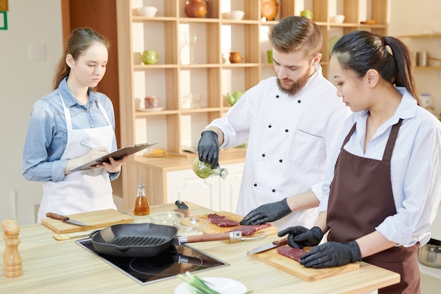 Aula De Culinaria Na Cozinha Foto Premium