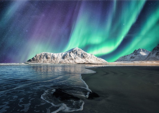 Aurora Boreal Aurora Boreal Acima Na Montanha Nevada Na Praia Skagsanden Nas Ilhas Lofoten